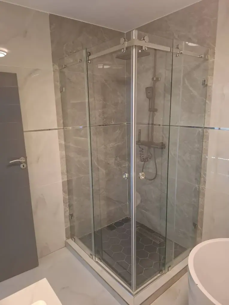 Framed shower cubicle