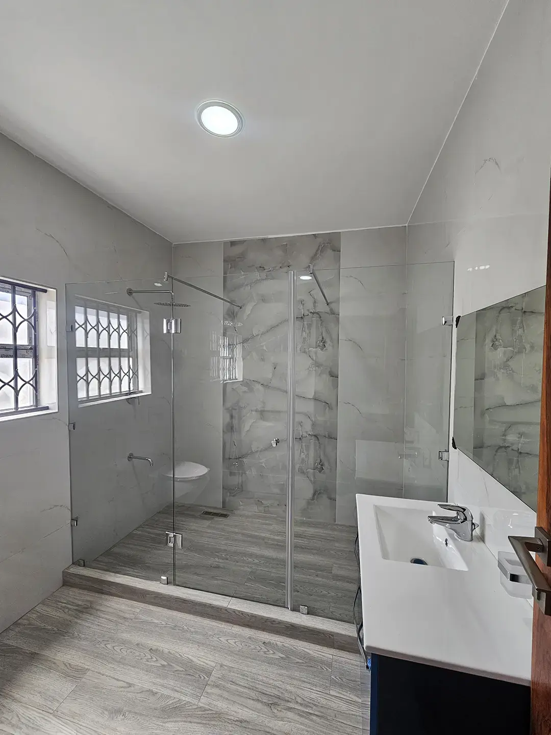 Frameless shower cubicle